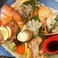 さばくのが難しく、鮮度が良くないと中々お刺身で食べることのできない珍しい魚もお刺身で♪朝獲れ＜オニカサゴ刺、ハタ刺し、ヤガラ刺し、黒ムツ刺し、カマス刺、イシモチ刺、コチ刺など珍しいウマい魚もお刺身で！