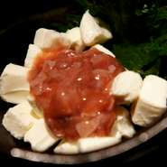 カツオの美味しい酒盗を使った一品。クリームチーズで口当たりが滑らかに。日本酒や焼酎の酒の肴に！