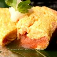 切ると中から明太しそと半熟卵がこぼれ出す絶品♪

２種から選べる！

●自家製ダシ 半熟トロ～リチーズの出汁巻き卵
●自家製ダシ 半熟明太しその出汁巻き卵
※プレーンも可