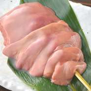 「鶏のフォアグラ」と呼ばれています。希少価値の高い白レバのさらにヒナ鶏のみ厳選仕入れ＆お店で手刺し！