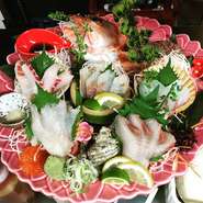 さばくのが難しく、鮮度が良くないと中々お刺身で食べることのできない珍しい魚もお刺身で♪朝獲れ＜オニカサゴ刺、ハタ刺し、ヤガラ刺し、黒ムツ刺し、カマス刺、イシモチ刺、コチ刺など珍しいウマい魚もお刺身で！