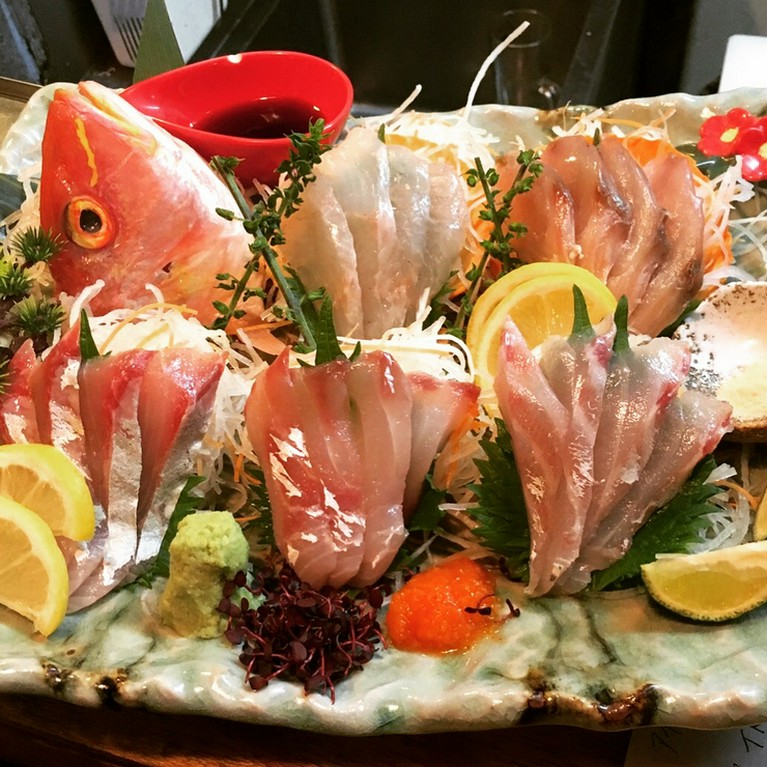 名物！本日のおまかせ珍魚刺し盛り　＜写真４～６名盛りで2000円前後と破格安！＞！