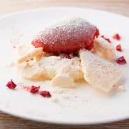 ホワイトチョコの甘さと苺の甘酸っぱさが相性抜群。オーブンで焼いたメレンゲのサクッとした食感も楽しい。