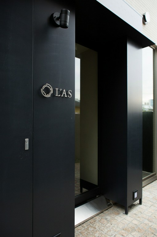 入口はビルの奧。併設店の【CORK】が目印に