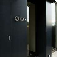 【L'AS】のエントランスは通りから奥まった場所にあります。