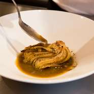 美味しさにちょっとしたアレンジとサプライズを持って料理を提供。シェフの真骨頂でもあります。