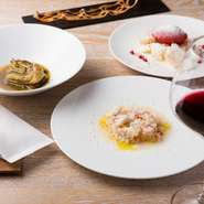 約１ヶ月で内容が変わるおまかせコース。ひと皿ひと皿にシェフの確かな技術と感性が散りばめられています。