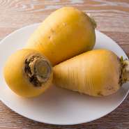 コースを彩る多彩な野菜は、千葉の八街などの生産者から仕入れ。サンプルを吟味し、気に入ったものを使うこともあれば、生産者側から提案されることも。イエローターニップなどの珍しい野菜もこ魅力的なひと皿に。