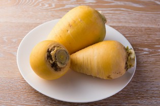 信頼のおける農家から仕入れるイエローターニップなどの野菜