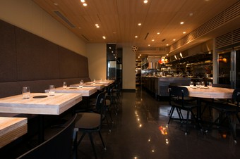 客席と厨房に隔てがないシームレスな空間