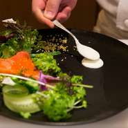 食材はシンプルながらスープや前菜でも見事な盛り付けでゲストを楽しませる皿にシェフのセンスが光ります。