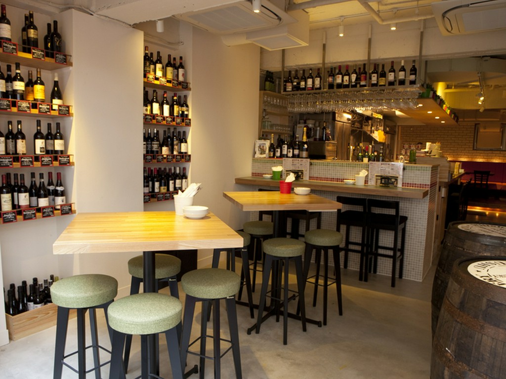 清潔感あふれる店内で大人カジュアルな女子会を