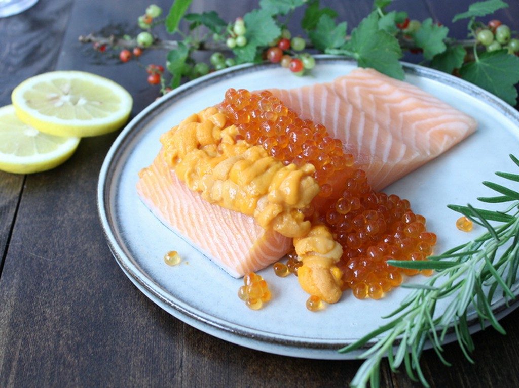 サーモンのレアグリル　－うにといくらと－