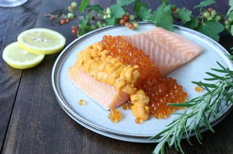 サーモンのレアグリル　－うにといくらと－