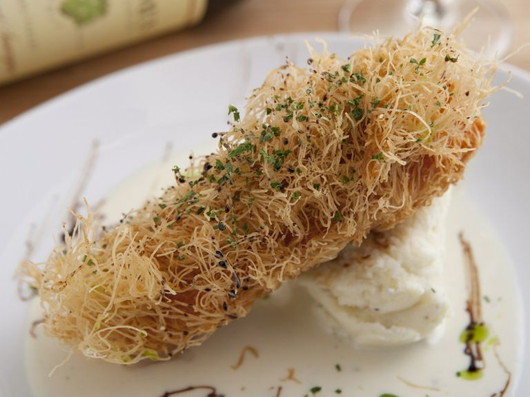 様々な食感の違いを楽しめる『サーモンのカダイフ包み揚げ』