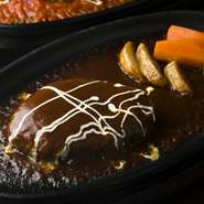 仙台牛100パーセントのハンバーグと秘伝のデミグラスソースが絶妙。箸でカットできるほどの柔らかさでが美味しさの秘訣の1つである。