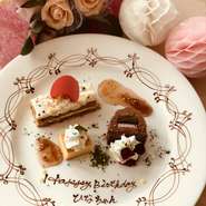 誕生日や結婚記念日、特別な日を、特別な料理が華を添えます。
大切な方へ、デザートプレートにメッセージを入れて気持ちを伝えることもできます。
その他、バラの花束やホールケーキもご要望も承ります。