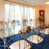 青の絨毯がとても素敵な2階の個室。天気が良いときには、窓の外に金華山や岐阜城が望めます。