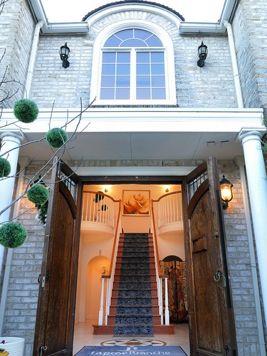 陽光が差し込むエントランスは素敵なシーンを演出します