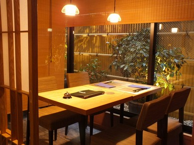 接待や会食、デートや記念日に。個室席のご用意がございます