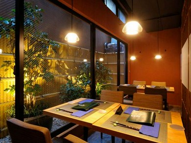 池袋の隠れ家鉄板焼。大人の空間でリーズナブルに高級食材を堪能