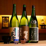 合わせる日本酒は、秋田の純米吟醸「雪の茅舎」ほか、料理との相性や季節を考えたものを5種ほど揃え、瓶ごと見せて選んでもらうようにしています。色々と飲み比べてみるのもおすすめです。