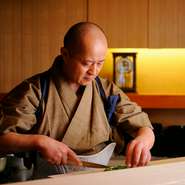 「素材をくずさず、心を込めた温かい料理をつくる」を理念に、寿司職人から独学で割烹料理の道を究めた、ご主人の鈴木さん。こだわり抜いた器に、洋の食材を使い、和の技術で生み出された料理が華やかに並びます。