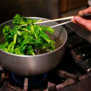 食材は、産地直送のものと、毎朝ご主人が自ら築地へ出向いて仕入れたものとを使用します。産地を聞き、その目で確かめて吟味した素材は、本来の持ち味を引きだすべくシンプルに調理するよう心がけています。