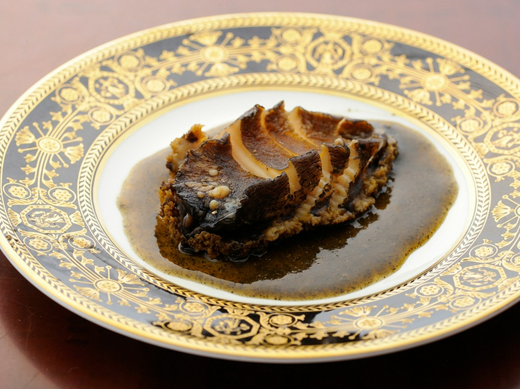 アワビとソースの絡みが秀逸『アワビの酒蒸し　肝ソース添え』