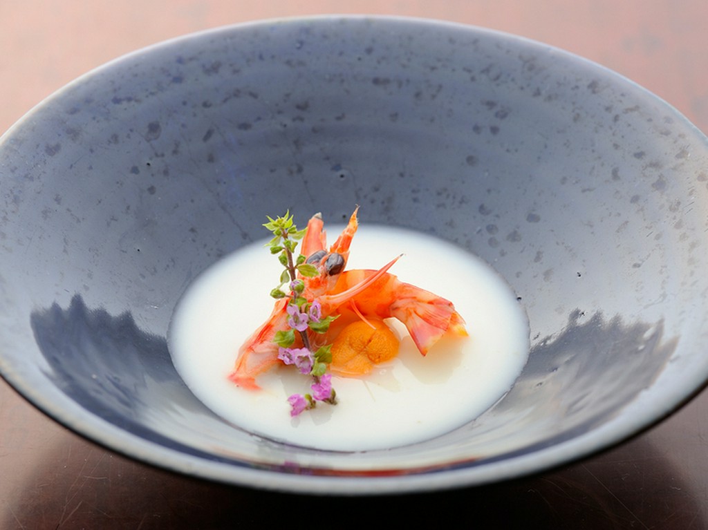 浮かべた生うにがアクセント『ユリ根と生うにのスープ仕立て』