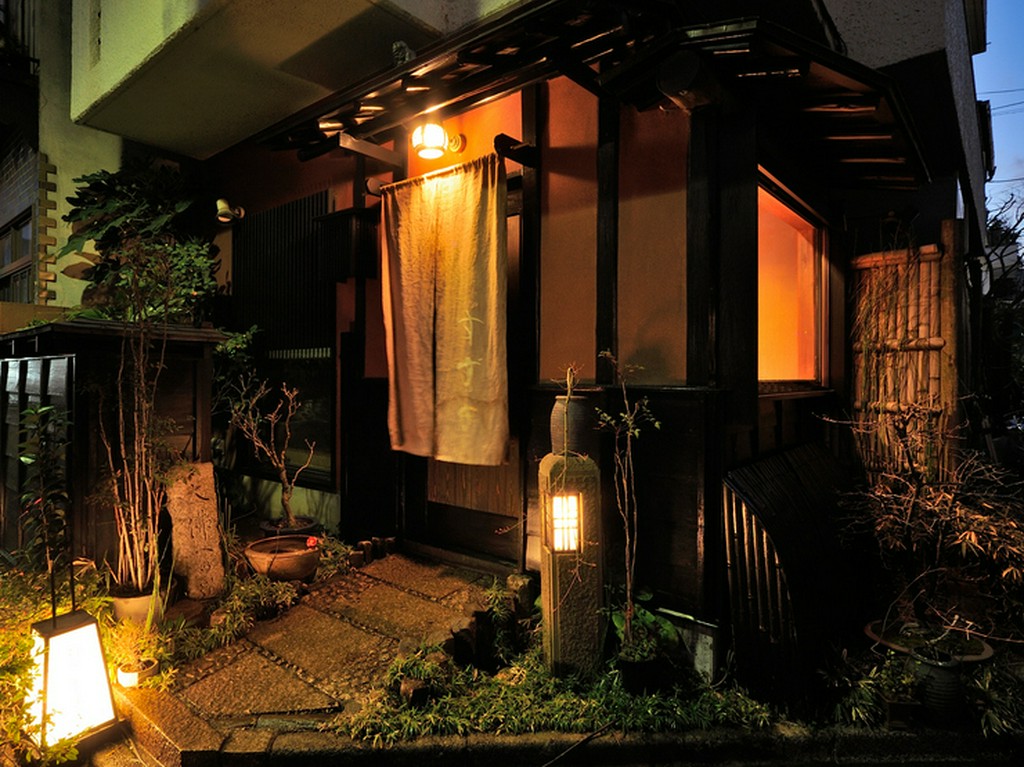 住宅地の中にぼんやりと浮かび上がる外観　　