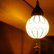 ホッとくつろげる程よい明るさの間接照明は、京都の公家宅で実際に使われていたものを使用しています。　