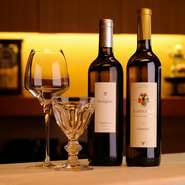 バカラのグラスで楽しむワイン。料理との相性を考え、ドイツやフランスをメインに選んでいます。　