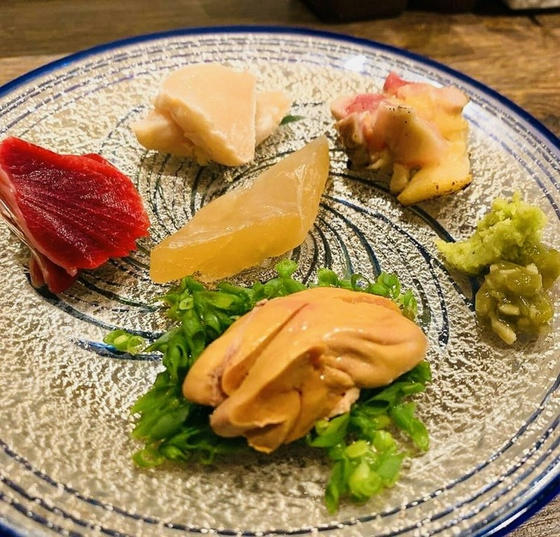 当店に来たらまずはこれ！自慢の『地鶏造里盛り合わせ』