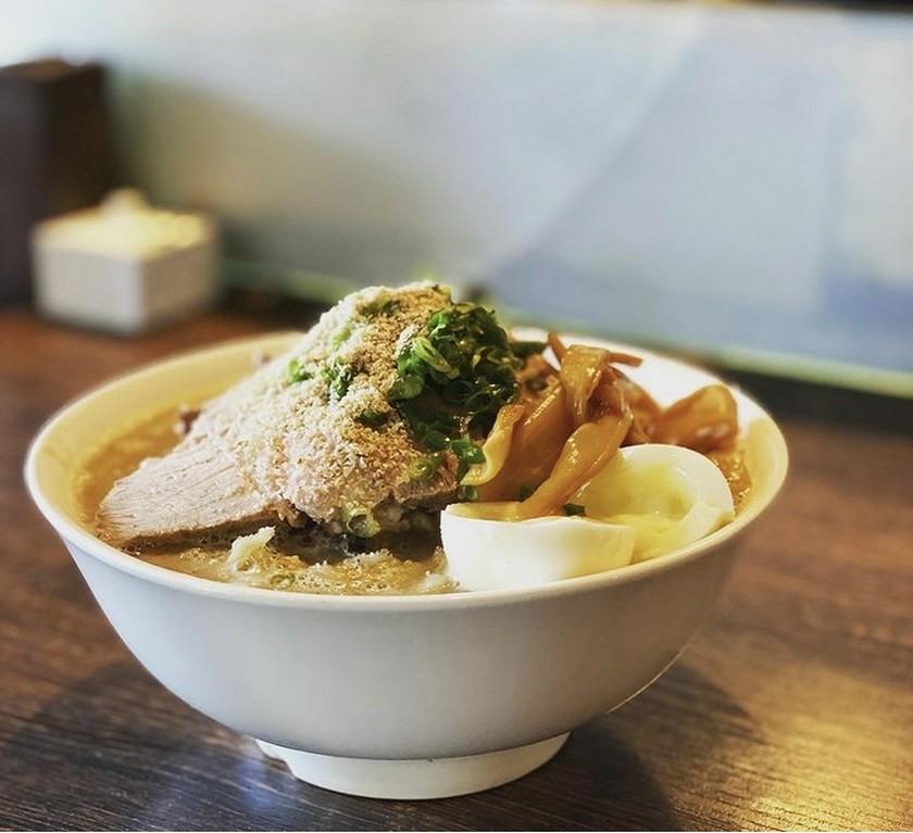 女性に人気！地鶏専門店が提供する、鶏の旨みが凝縮された究極の『鶏白湯ラーメン』