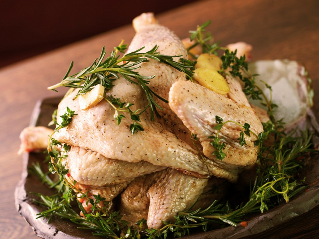 料理によって仕入れる比内地鶏の月齢を変えています