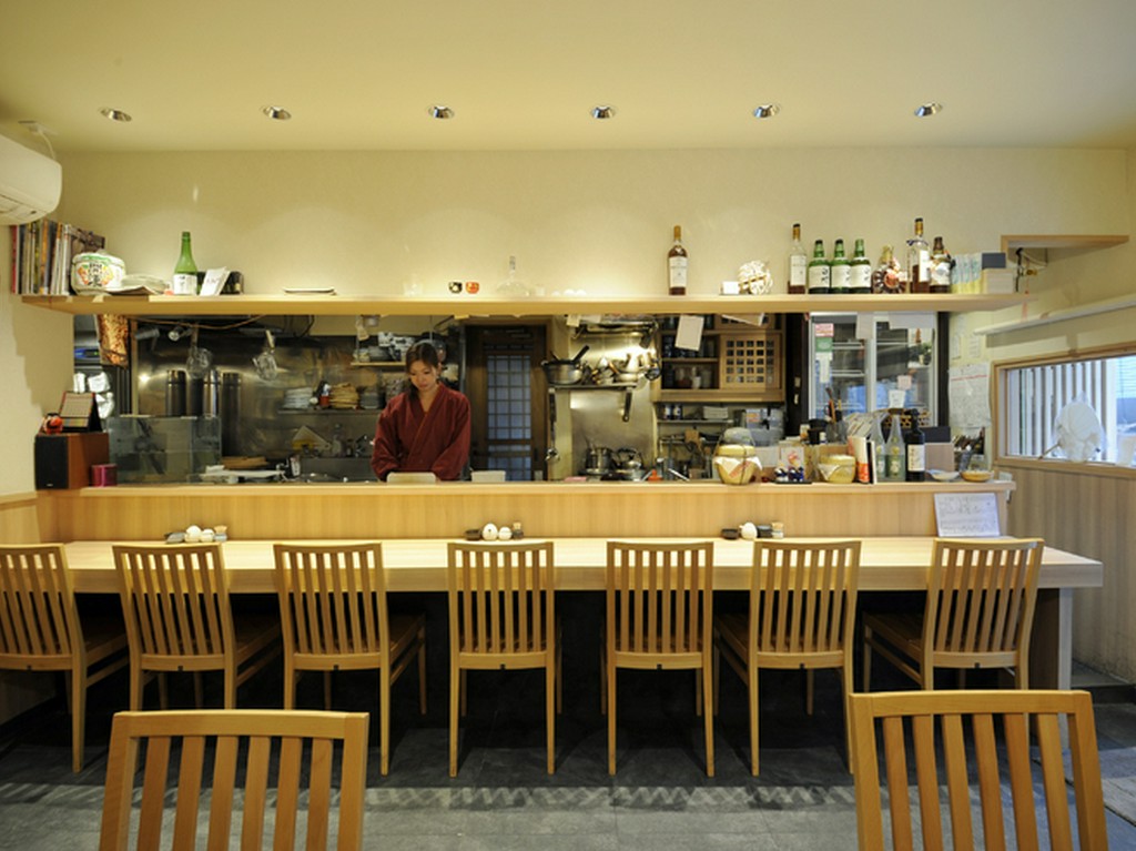 オープンのカウンター席を用意