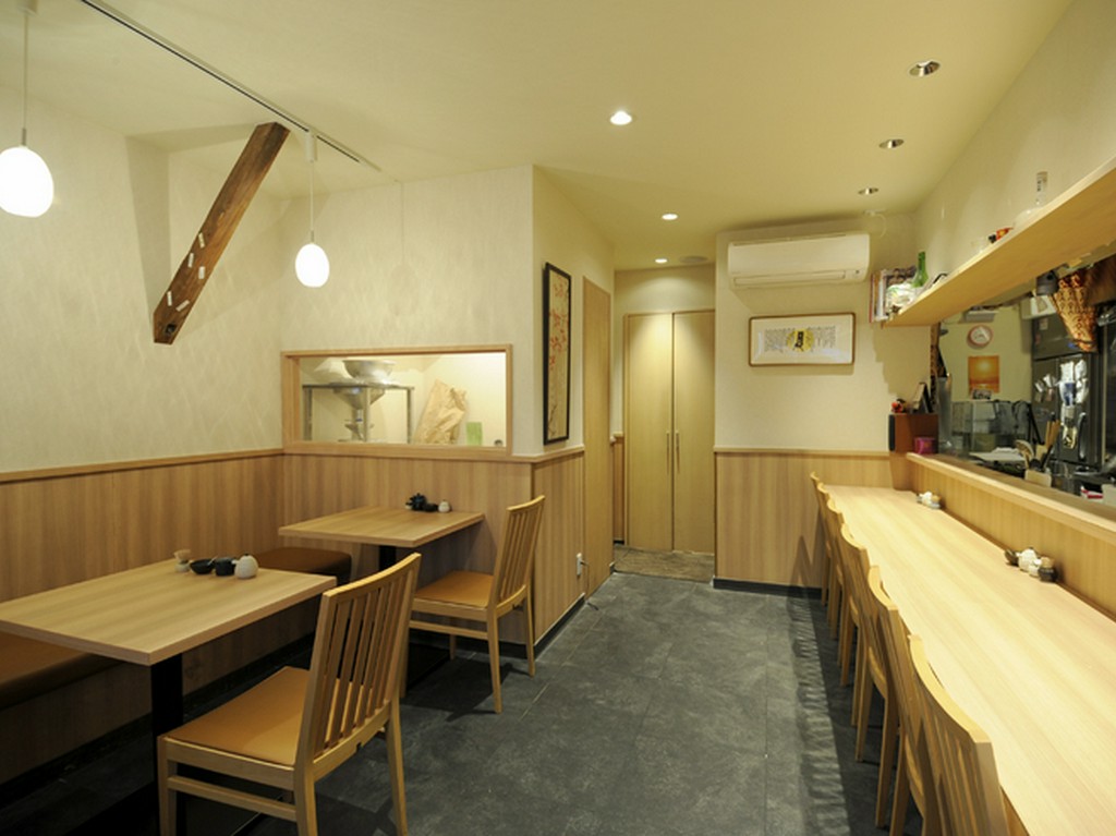 ゆったり余裕をもって、つくられた店内