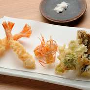 築地直送、味の濃い高級な才巻海老をの天ぷらが自慢です