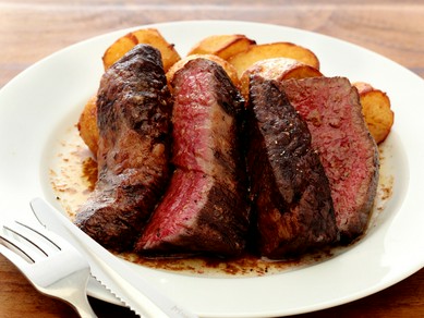 肉の旨みを堪能できる、スペシャリテ『牛ハラミのステーキ』