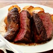 ビストロの定番料理『牛ハラミのステーキ』は当店の看板料理です。焼くというシンプルな調理法ですが、やさしくゆっくり火入れをして、休ませることで肉の旨みを閉じ込めています。ぜひご賞味ください。
