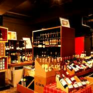 母体がワインなどの酒の卸・販売を行う会社だけあり、300種類以上のワインが揃っています。ショップも兼ねており、ワインはすべてプラス500円で、店内で飲むことが可能。リーズナブルで本格的なフレンチとともに。