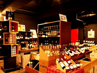 地下にはワインショップ。セラーのワインをお手頃価格で店内で