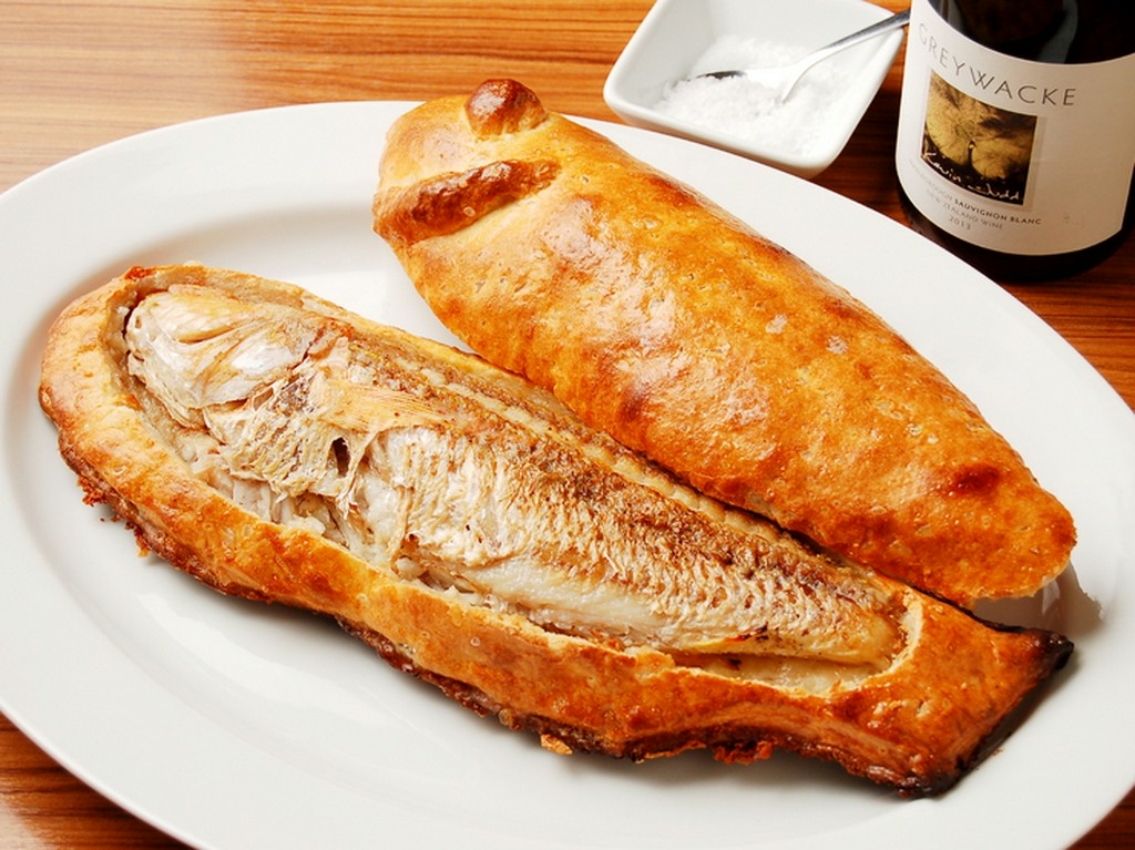 絶対頼みたい！『お魚丸ごと1本！　岩塩生地のオーブン焼き』