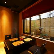 おもてなしの席のほか、慶事の席として利用が多い庭が見える部屋（10名収容・18名収容）、2～4名で利用が出来る小部屋など人気が高く、事前予約をオススメします。