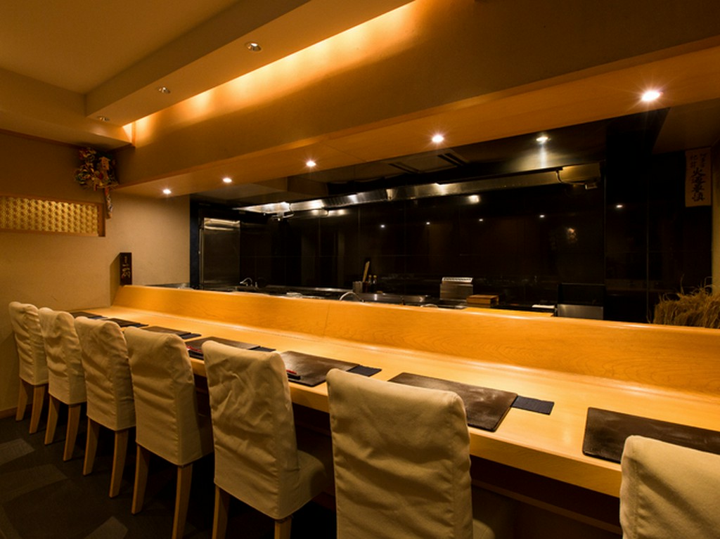 店主の想いがこもったこだわりの檜カウンター