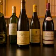 フランス産を中心に、国産、アメリカ産などのワインを厳選。日本料理にも合うようにセレクトされており、赤・白が各9種、シャンパンは5種を用意。グラスワインも楽しめます。