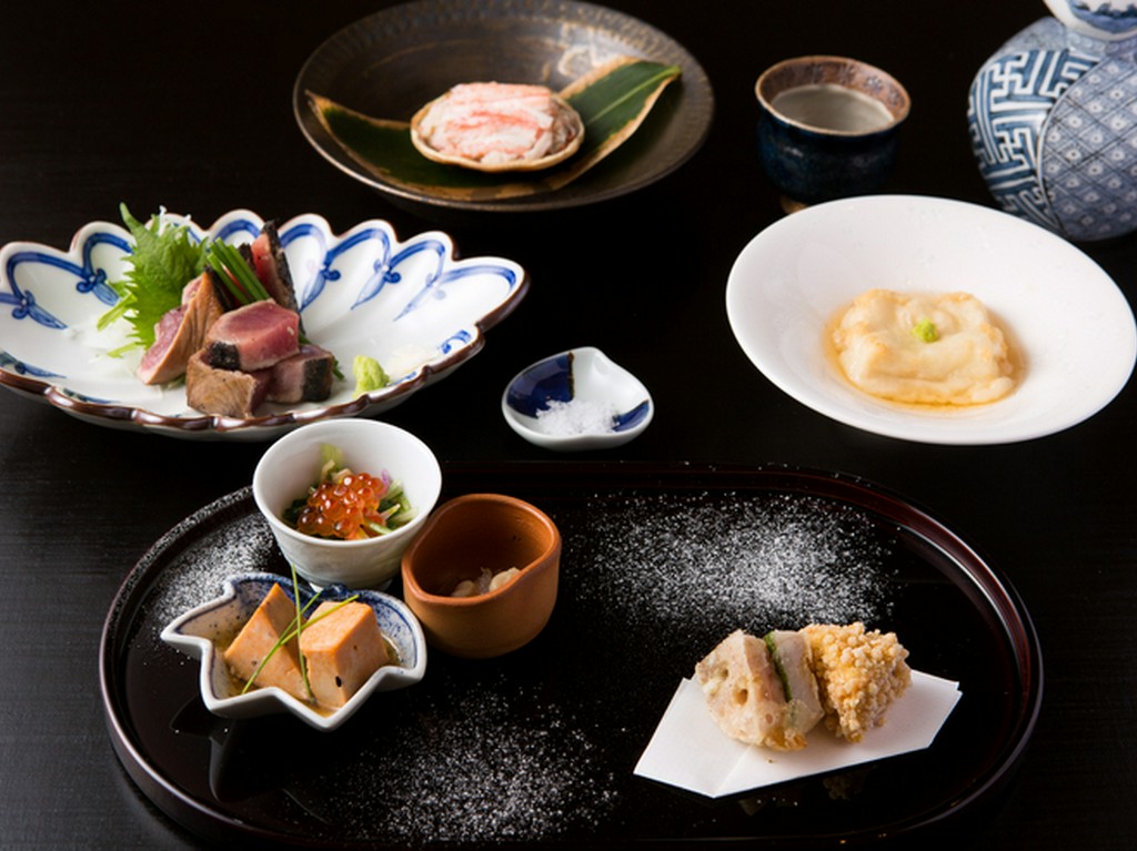 料理が映える京焼、有田焼などの器も店主自ら買い付け