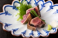 コースに必ず登場する名物。仄かな藁の香りをまとったカツオの旨みを、五島列島の一番塩が引き立てます。