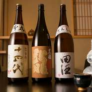 日本酒は常時7～8種類を用意し、料理に合わせて新酒や冷やおろしなども登場。半合550円～、一合1100円～。